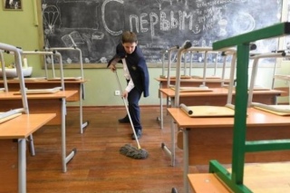 Школьники начнут мыть за собой классы вместо техничек в Казахстане