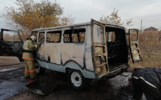 На «курсантском шоссе» сгорел школьный «УАЗик»