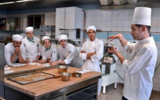 В Актюбинской области не хватает поваров и официантов