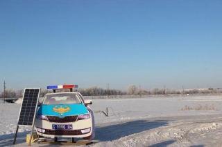 На актюбинских дорогах появились макеты полицейских автомобилей