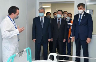 Президент Казахстана посетил модульную инфекционную больницу в Нур-Султане