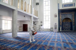 Прихожан церквей и мечетей просят отмечать религиозные праздники дома