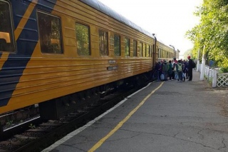 Всего три вагона в поезде для дачников вынуждают пассажиров не думать о социальной дистанции