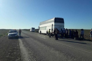 Жамбылские спасатели вызволили пассажиров сломавшегося автобуса из солнечного плена