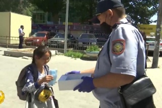 Полицейские Талдыкоргана раздают горожанам медицинские маски