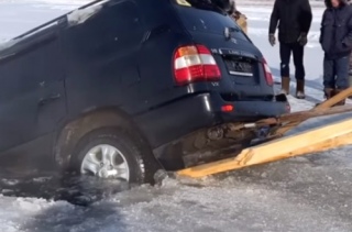 «Решили порыбачить»: внедорожник ушел под лед в Актюбинской области
