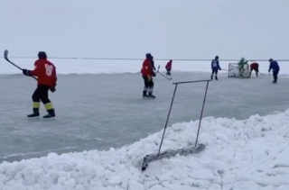Хоккейная команда Балхаша вынуждена тренироваться на льду озера