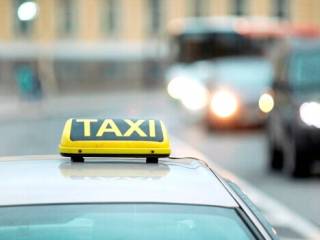 Волонтеры Актобе «отбивают» россиян у местных таксистов