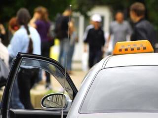 Таксистов Уральска накажут за нелегальную перевозку россиян
