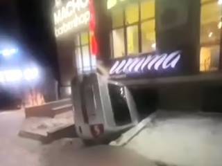 В Актобе машина съехала по лестнице при удалённом автозапуске