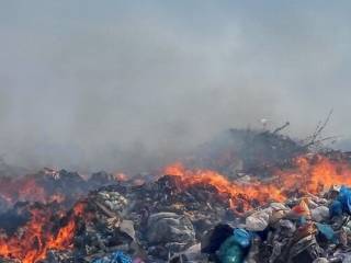 Трое суток не могут потушить пожар на мусорном полигоне в Актобе