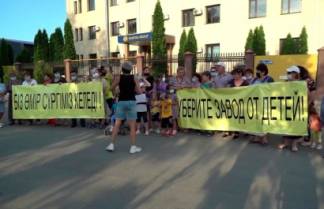 Жители Алматы вышли на митинг с плакатами, протестуя против соседства с цементным заводом