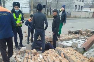 В Павлодаре кирпичный забор обрушился на пешехода в результате ДТП