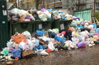 Нехватка техники у актюбинских мусоросборочных компаний сказывается на графике вывоза мусора