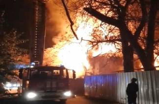 Сильный пожар произошел в одном из домов Алматы