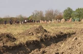 Жители села под Алматы борются за кладбище
