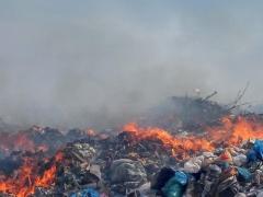 Трое суток не могут потушить пожар на мусорном полигоне в Актобе