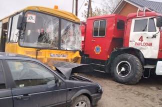 В Павлодаре пожарная машина столкнулась со школьным автобусом