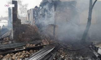 В СКО на глазах у пожарных сгорел дом из-за заметенных дорог