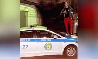 Оштрафован алматинец, сфотографировавшийся на полицейской машине