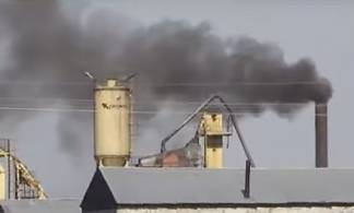 Жители села в Северном Казахстане жалуются на едкий дым от местного завода