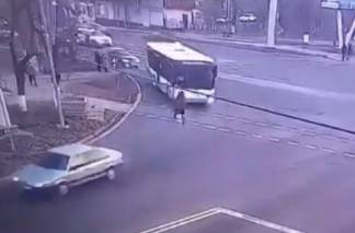 Автобус насмерть задавил женщину в Таразе
