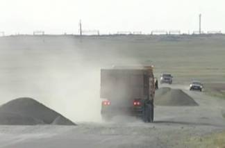 Пожарные и скорые не успевают приехать в аул в Павлодарской области из-за разбитой дороги