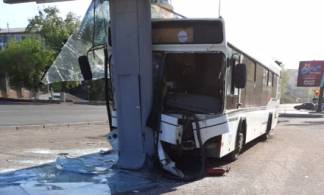 Неуправляемый автобус с пассажирами вылетел на тротуар в центре Павлодара