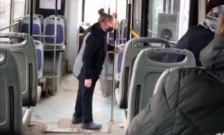 В Павлодаре кондуктор устроила драку с пенсионеркой и пинками вытолкала ее из автобуса