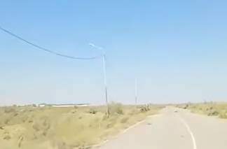 «Фонарям стыдно от таких дорог»: освещающие степь столбы рассмешили казахстанцев