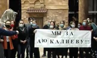 Сотни артистов театра в Алматы намерены уволиться вслед за директором
