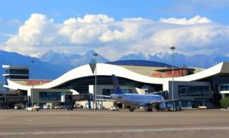 В алматинском аэропорту повредилась взлетно-посадочная полоса
