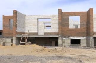 Дольщики Актобе пытаются добиться завершения строительства их дома