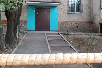 Выхода нет: трубу протянули у подъезда жилого дома в Алматы