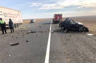 Автомобиль выехал на встречку и врезался в грузовик в Актюбинской области