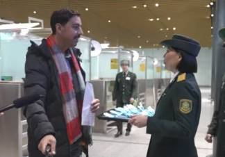 Казахстанские пограничники угощали иностранцев шоколадом и яблоками
