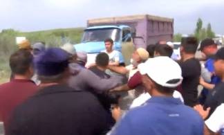 В Туркестанской области сельчане дерутся с водителями грузовиков, защищая дорогу