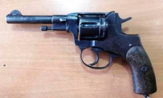 Карагандинка принесла в полицию раритетный револьвер 1900 года выпуска