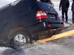 «Решили порыбачить»: внедорожник ушел под лед в Актюбинской области