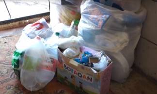 Жители поселка Акшат складируют мусор у себя дома из-за отсутствия мусоровозов