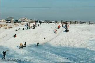 Ледяные горки у кладбища завоевали популярность в Талдыкоргане