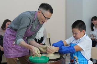 Незрячих детей учат работать с глиной в Усть-Каменогорске