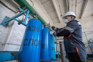 Около 300 баллонов кислорода для больниц ежедневно заправляют на Актюбинском заводе ферросплавов