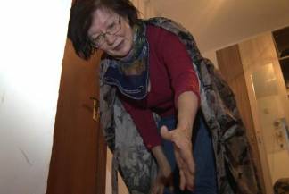 Пенсионерка замерзает в собственной квартире из-за коммунальной аварии